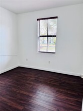 10131 NW 10th St in Miami, FL - Foto de edificio - Building Photo