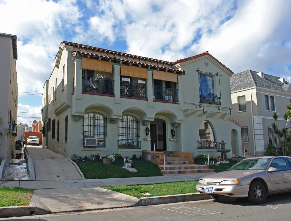 325 N Genesee Ave in Los Angeles, CA - Building Photo