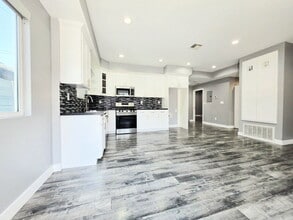 631 W 83rd St in Los Angeles, CA - Building Photo - Building Photo