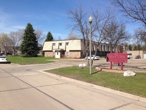 Arbor Glen Apartments in East Grand Forks, MN - Building Photo - Building Photo