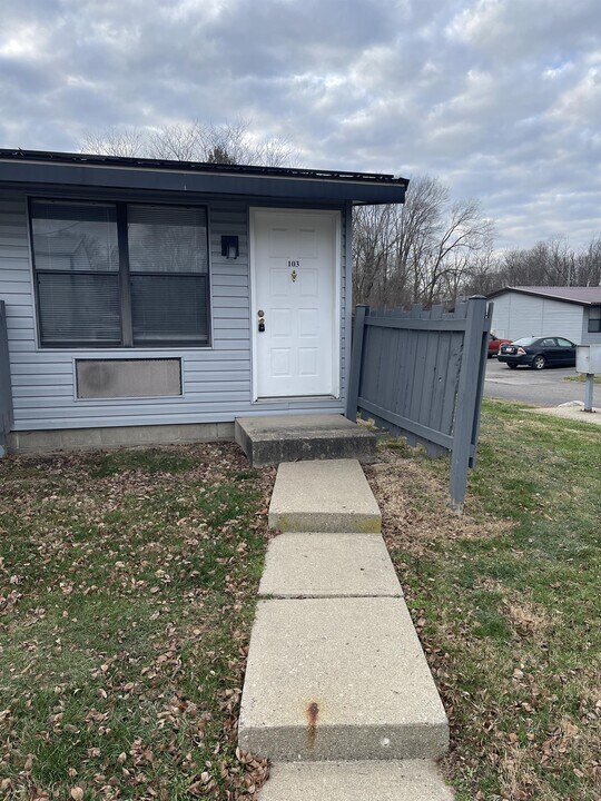 2000 Indianapolis Rd, Unit 103 in Crawfordsville, IN - Building Photo