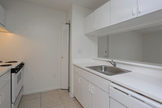 Pembroke Gardens Apartments in Hollywood, FL - Building Photo - Interior Photo