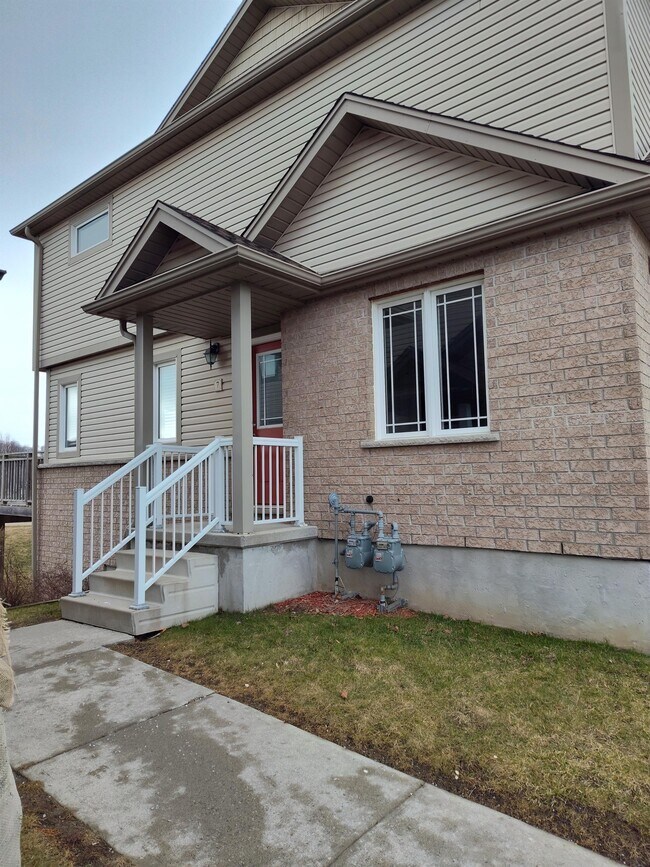 10 Foxglove Crescent in Kitchener, ON - Building Photo - Building Photo