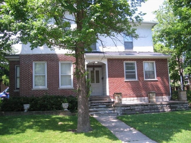 611 Mulberry Pl, Unit 2nd floor