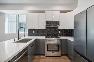 10717 Addison St, Unit 10719 #2 in North Hollywood, CA - Foto de edificio - Building Photo