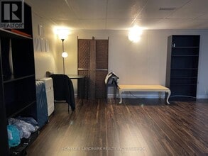 31 Compton Dr in Toronto, ON - Building Photo - Building Photo