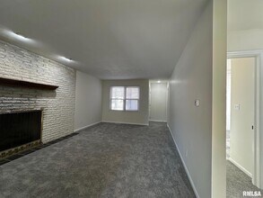 2403 Lynnhaven Dr in Springfield, IL - Foto de edificio - Building Photo