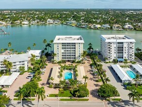 2750 Gulf Shore Blvd N in Naples, FL - Building Photo - Building Photo