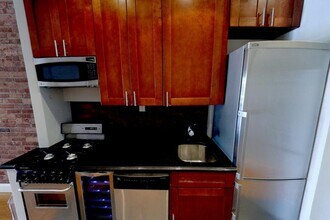 102 E 7th St in New York, NY - Building Photo - Building Photo