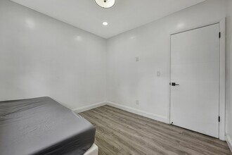 18600 NE 7th Ct in Miami, FL - Building Photo - Building Photo