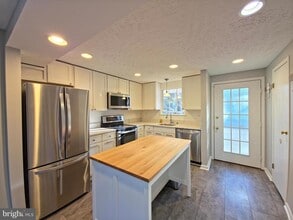 1640 Fieldthorn Dr in Reston, VA - Building Photo - Building Photo