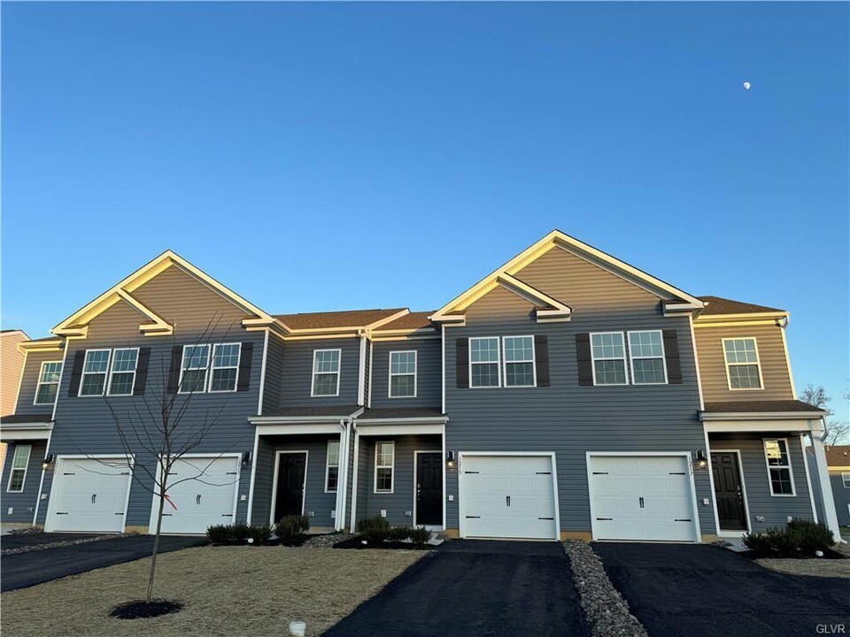 1177 Susan Cir in Breinigsville, PA - Building Photo