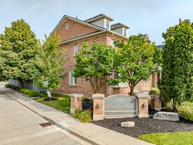 Thomas Park in Mississauga, ON - Building Photo