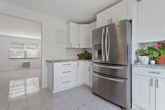 216 Ocean Breeze in Lake Worth Beach, FL - Building Photo - Building Photo