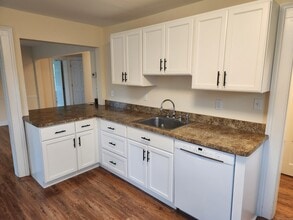 64 Willard Ave in Newington, CT - Foto de edificio - Building Photo