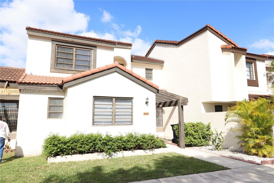 12383 SW 94th Ln in Miami, FL - Foto de edificio