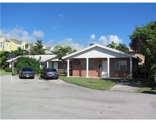 2111 NE 41st St in Lighthouse Point, FL - Building Photo