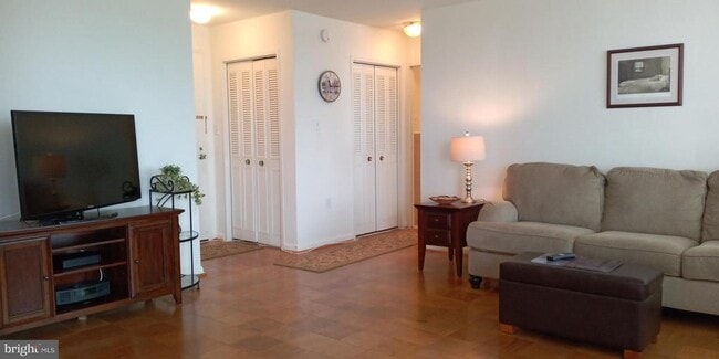 10401 Grosvenor Pl in Rockville, MD - Building Photo - Building Photo