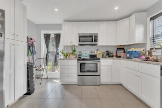 818 Kaye St in West Palm Beach, FL - Foto de edificio - Building Photo