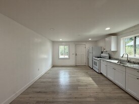 205 Wickenden St in Los Alamos, CA - Building Photo