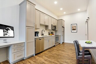 44 Greenwich Ave in Greenwich, CT - Foto de edificio - Building Photo