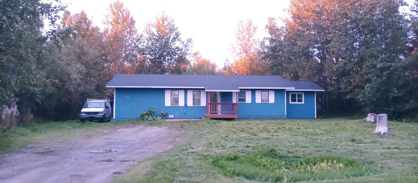 7839 Spectrum Ave in Wasilla, AK - Building Photo