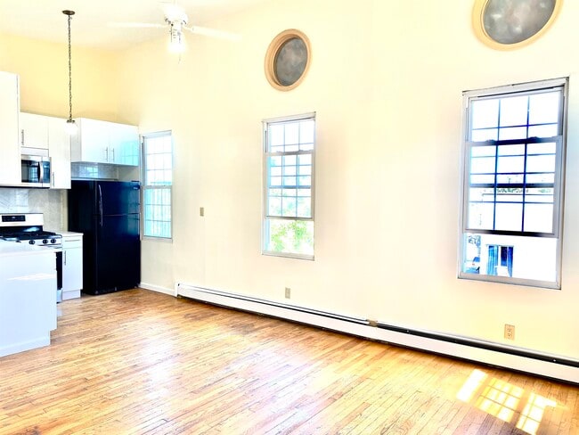 325 Central Ave in Jersey City, NJ - Building Photo - Building Photo