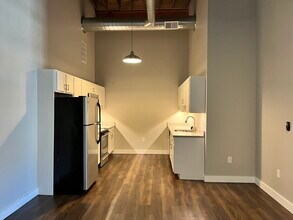 108 Adams St, Unit 230 in Leominster, MA - Building Photo - Building Photo