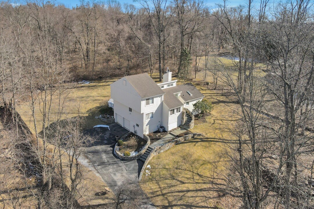 105 Deerfield Ln N in Pleasantville, NY - Building Photo