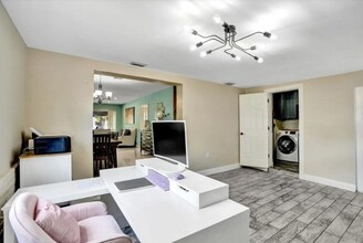 2181 N 57th Ave in Hollywood, FL - Building Photo - Building Photo