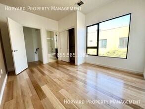 904 Zephyr Dr in Oakland, CA - Building Photo - Building Photo