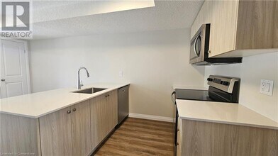 410 Northfield Dr W in Waterloo, ON - Building Photo - Building Photo
