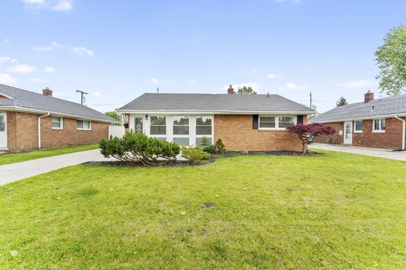 18085 Hinton St in Riverview, MI - Building Photo