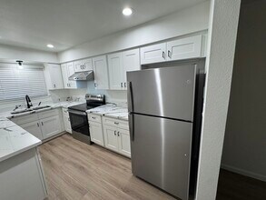 2124 N Glenn Ave in Fresno, CA - Building Photo - Building Photo