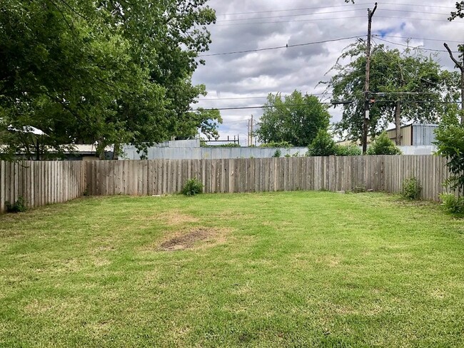 2733 Livingston Ave in Fort Worth, TX - Building Photo - Building Photo