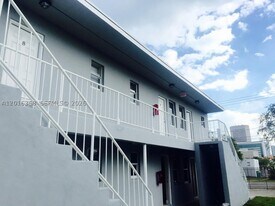 219 NW 10th St in Miami, FL - Building Photo