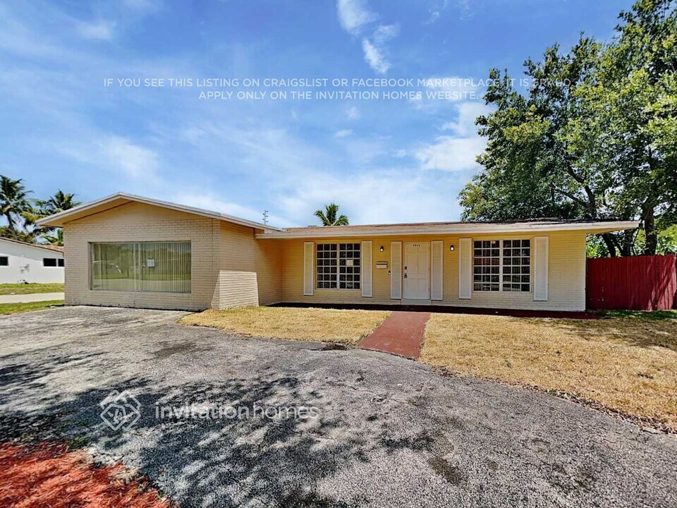 4915 Johnson St in Hollywood, FL - Building Photo