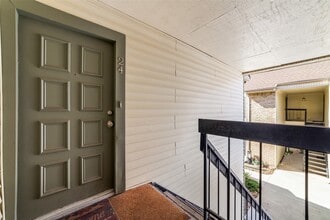 2300 Augusta Dr in Houston, TX - Building Photo - Building Photo