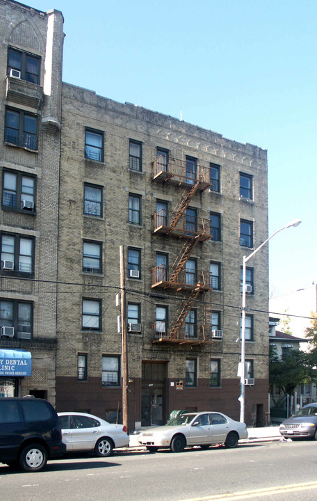 1233 White Plains Rd in Bronx, NY - Building Photo