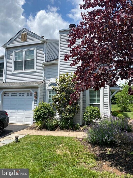 32 Skyview Way in Newtown, PA - Building Photo