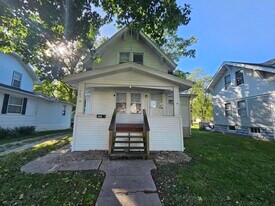 928 Sumner St in Carlinville, IL - Building Photo