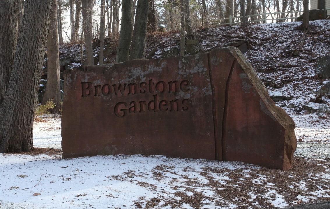 Brownstone Gardens (62 and Older Community) in East Longmeadow, MA - Foto de edificio