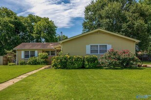 904 SE Chatterson Rd in Huntsville, AL - Building Photo