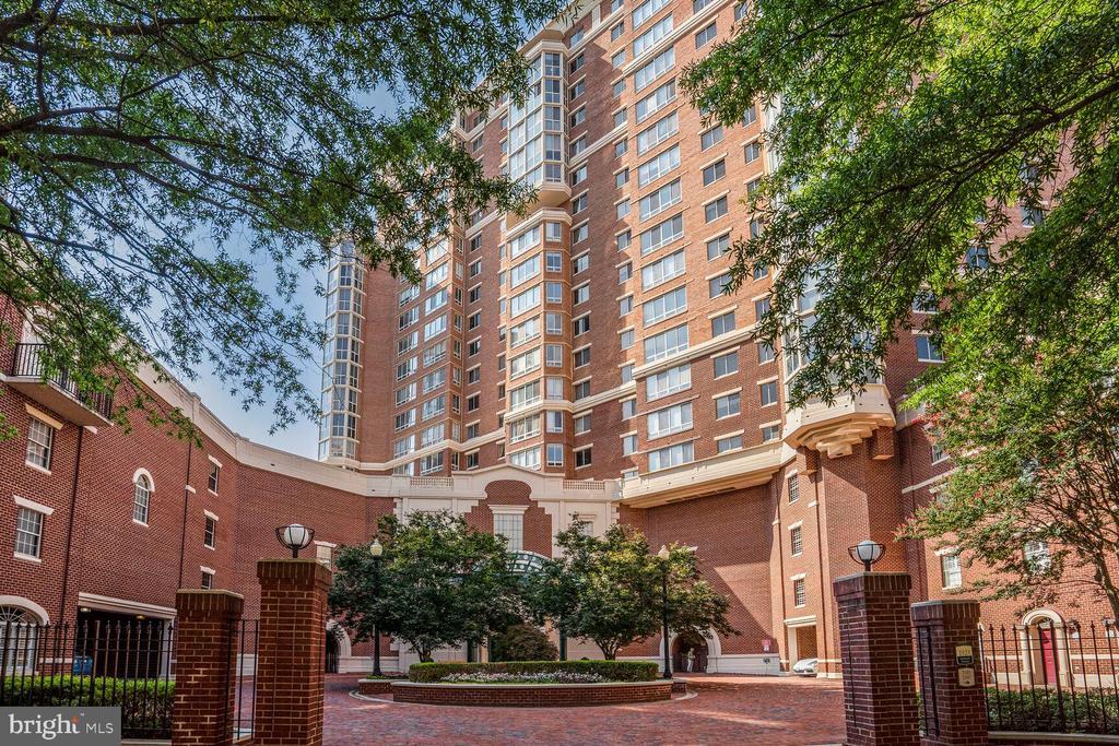 2121 Jamieson Ave in Alexandria, VA - Building Photo