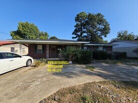 3165 E Houston St in Paris, TX - Building Photo