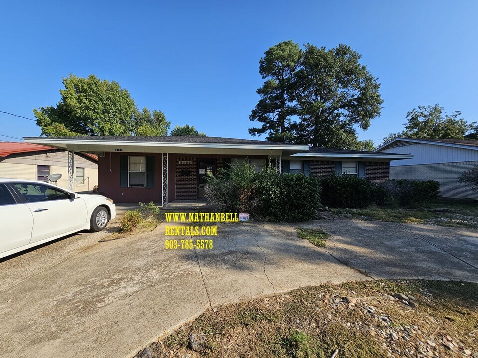 3165 E Houston St in Paris, TX - Building Photo