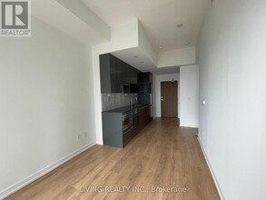 115-2115 McMahon Dr in Toronto, ON - Building Photo - Building Photo