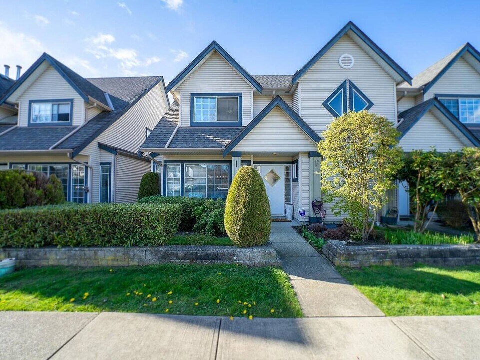11536-11536 236 St in Maple Ridge, BC - Building Photo