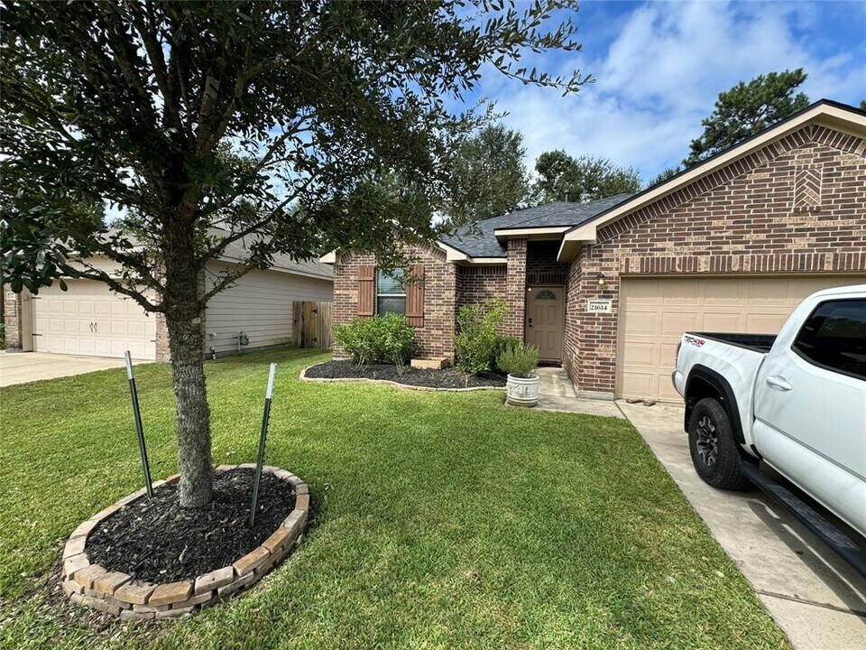 21614 Alexandria Forest Ct in Porter, TX - Building Photo