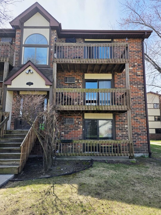 425 Berkshire Dr in Crystal Lake, IL - Building Photo